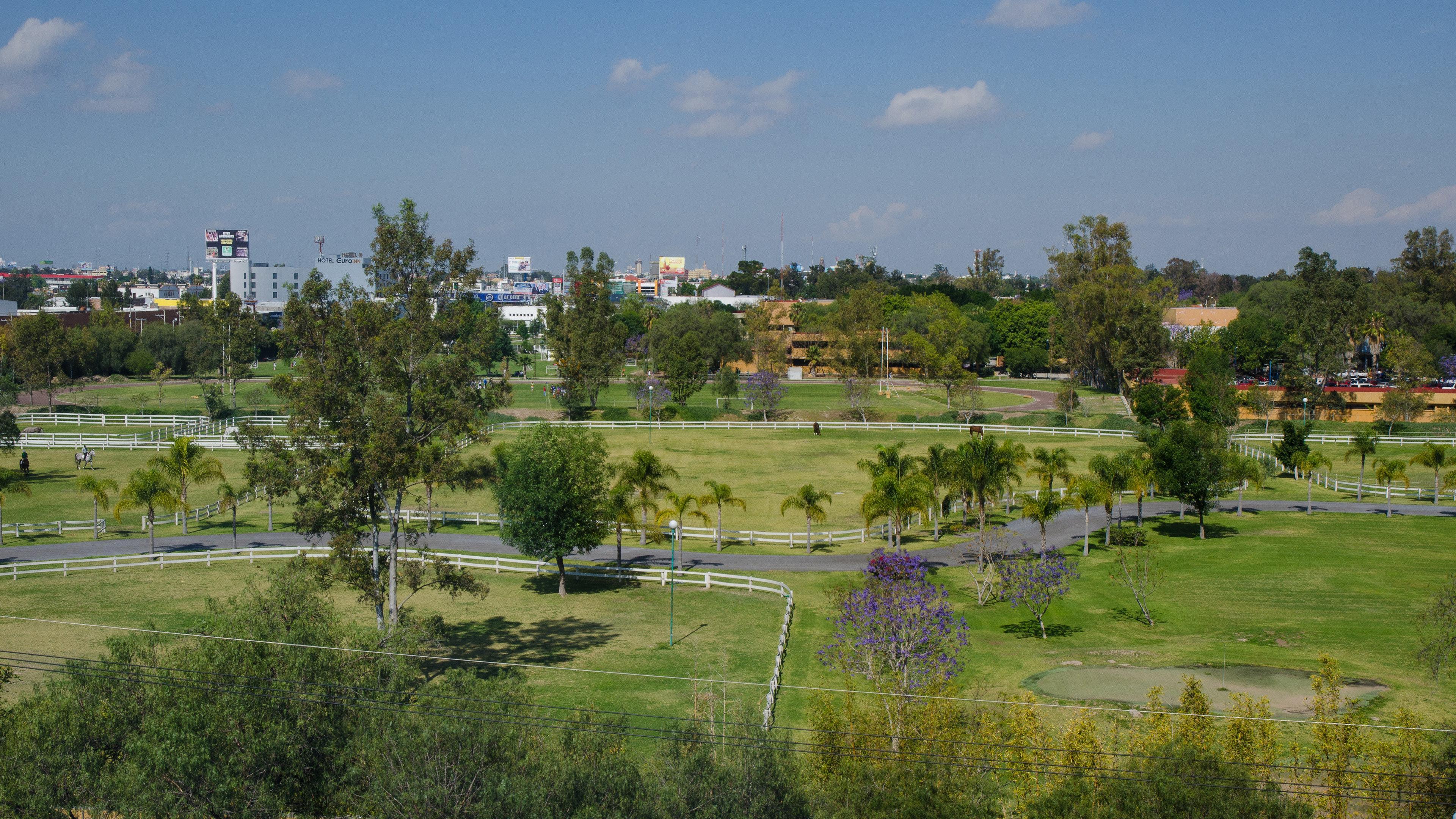 Holiday Inn Express And Suites Celaya By Ihg Exterior photo